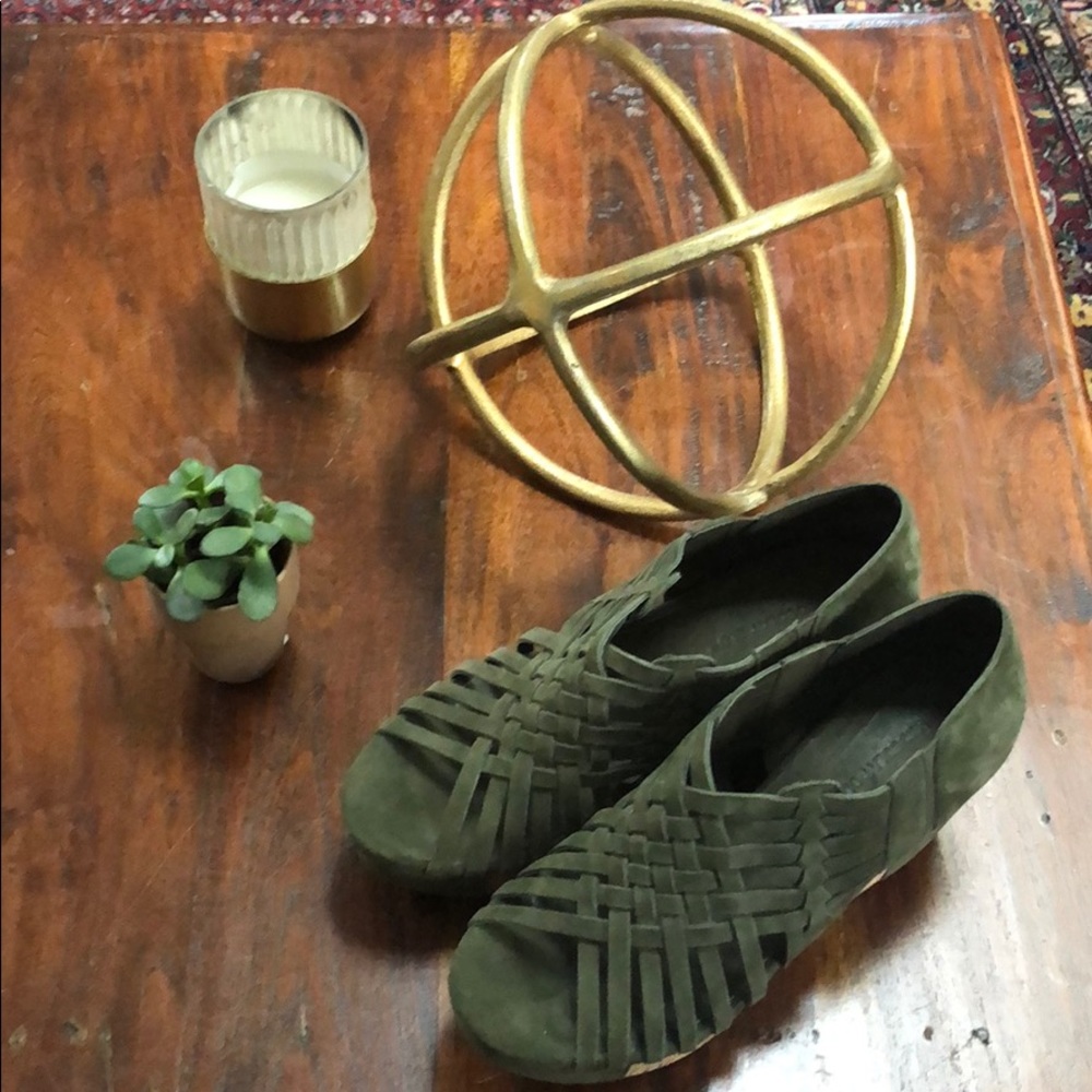 NWOT Chic Suede Wedge Sandals 🌸